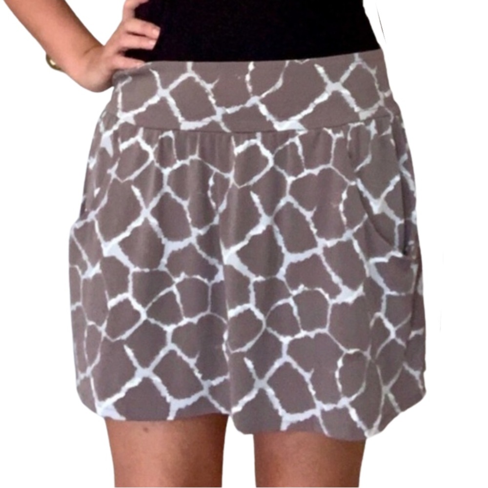Banana Republic Giraffe Print White w/ Tan Knit w/ Pockets Mini Skirt size Small
